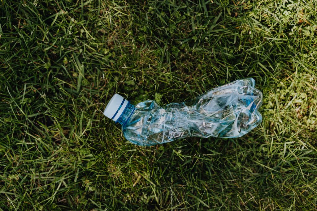 Déchet plastique dans la nature